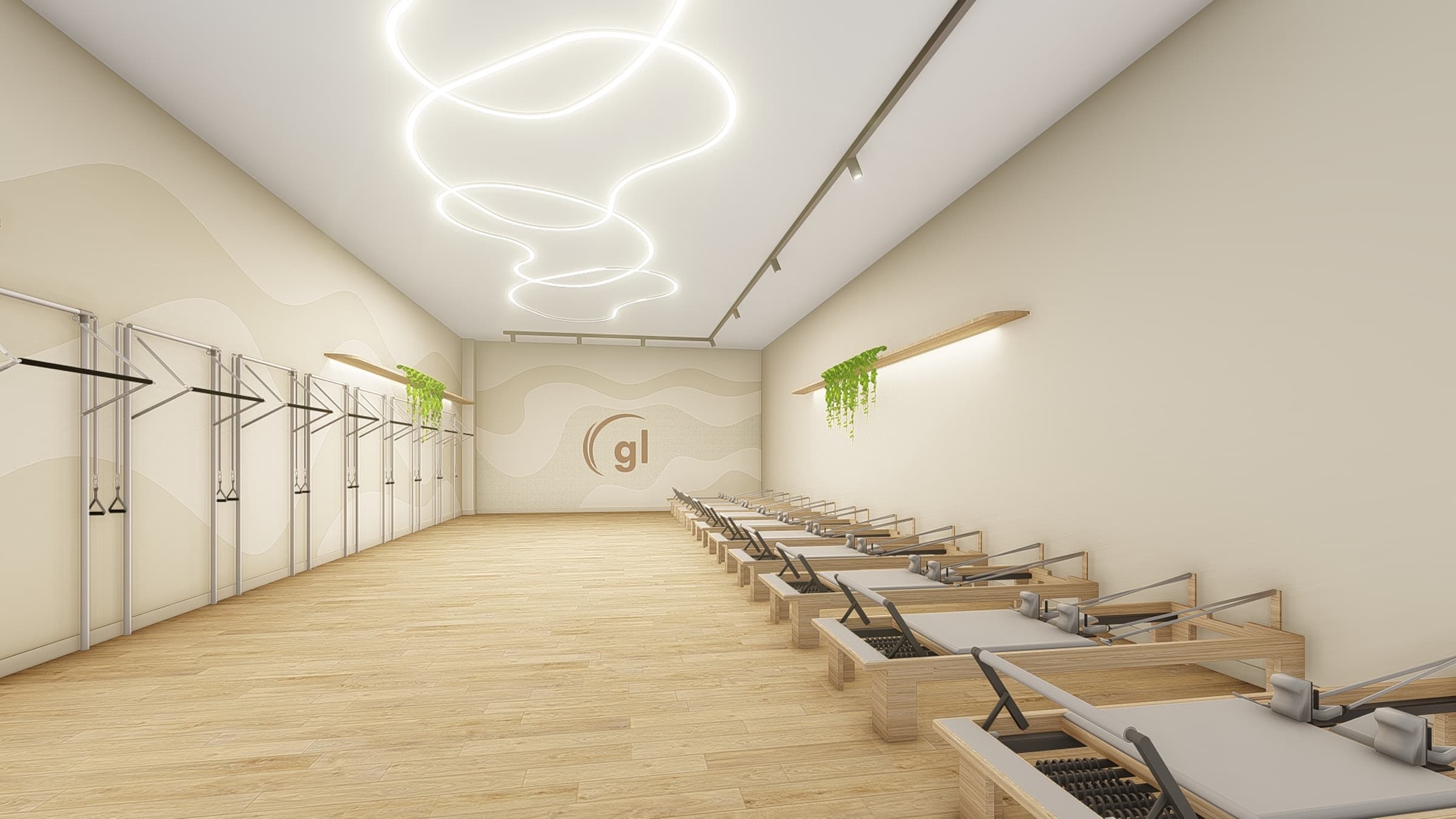 Estúdio de aulas da Greenlife com aparelhos alinhados, piso de madeira e logo gl na parede